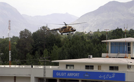 Un helicóptero con 17 personas a bordo se estrella en Pakistán